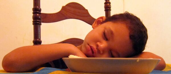 მაგიდასთან ჩაძინებული ბავშვი მაგიდასთან ჩაძინებული ბავშვი - Sputnik საქართველო