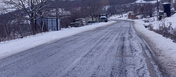 Сельская дорога зимой в горах - Sputnik Грузия