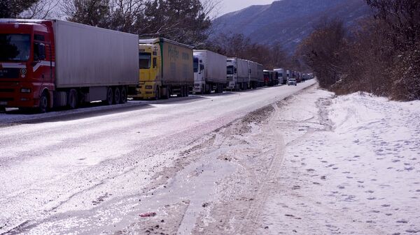 Очередь из грузовых фур на Военно-Грузинской дороге зимой - Sputnik Грузия