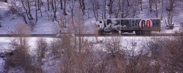 სატვირთო ავტომობილი გზაზე ზამთარში - Sputnik საქართველო