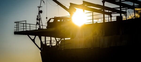 Брошенное судно Yeruslan, ранее арестованное за невыплату зарплат работавшим на нем морякам, горит у берегов Владивостока в акватории Амурского залива - Sputnik Грузия