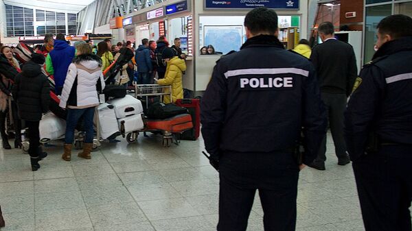 Сотрудники полиции в зале прибытия пассажиров в Тбилисском международном аэропорту - Sputnik Грузия