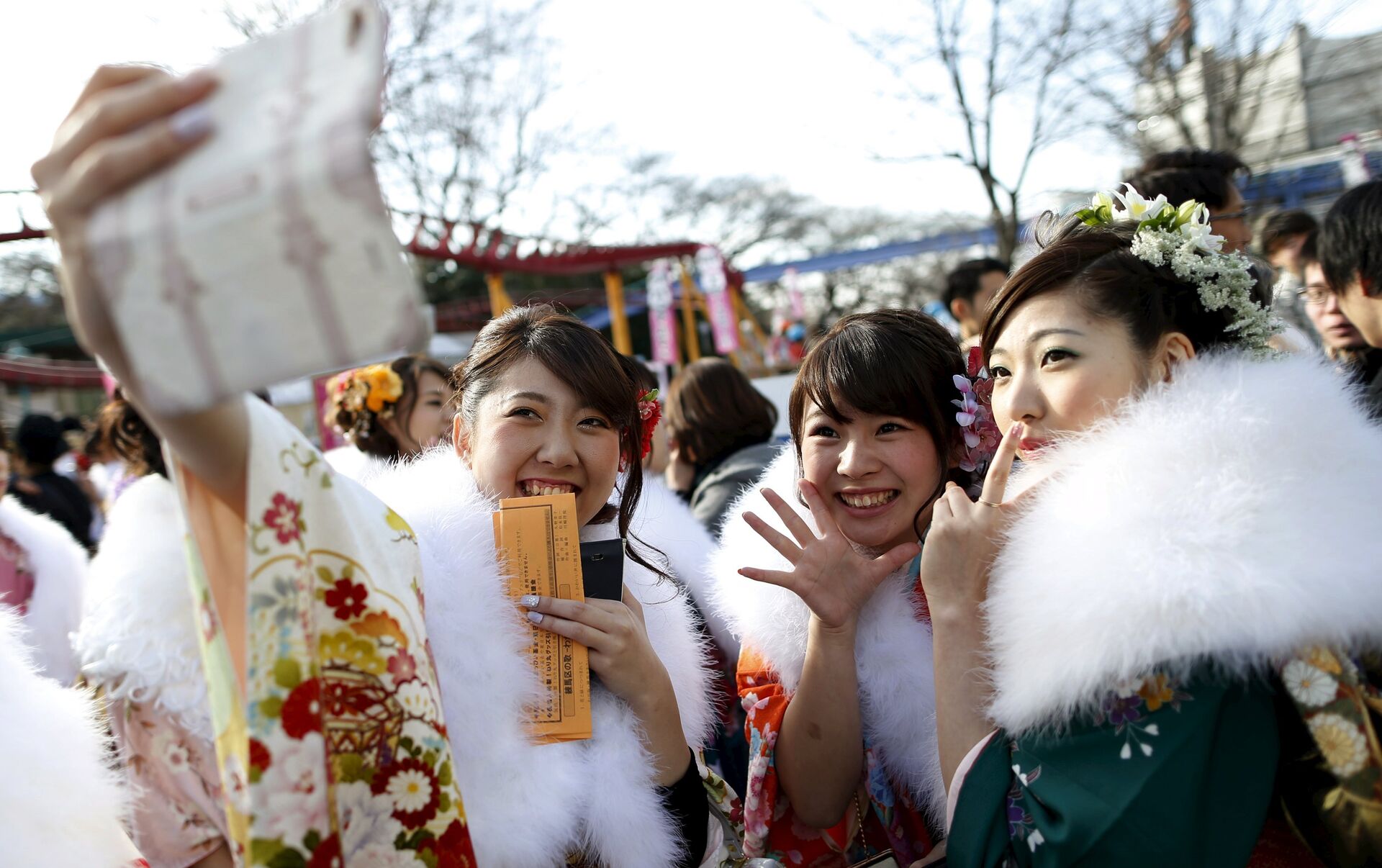 В день совершеннолетия можно. Праздник совершеннолетия девушек в Японии. Развлечения японцев. Праздники в Японии. Национальные праздники Японии.