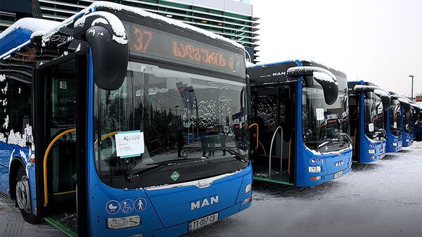 Новые синие автобусы, которые будут совершать регулярные рейсы между Вокзальной площадью и Тбилисским аэропортом - Sputnik Грузия