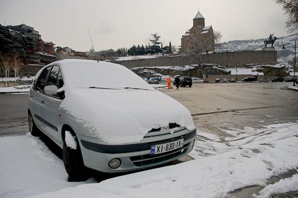 Так как снег в Тбилиси держится недолго, многие автовладельцы не меняют покрышки на своих машинах на зимние. Когда выпадает снег, им проще обойтись день-два без машины, пока они дожидаются ясной погоды и потепления - Sputnik Грузия