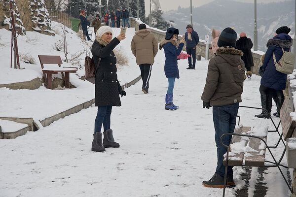 Жители и гости грузинской столицы спешат сделать снимки на память - в Тбилиси пошел снег! - Sputnik Грузия