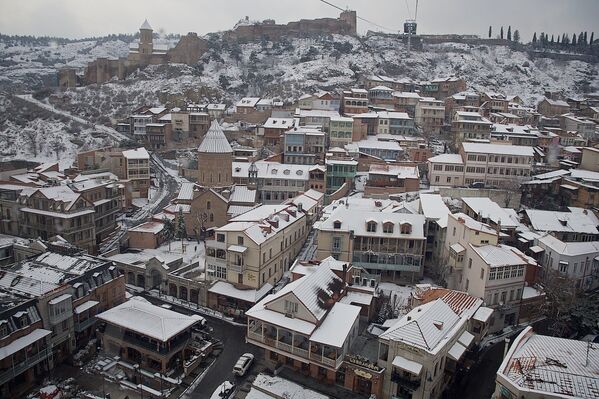 Снег редко держится в столице Грузии больше нескольких дней, да и в течение всей зимы по пальцам можно пересчитать случаи, когда он выпадает в Тбилиси - Sputnik Грузия