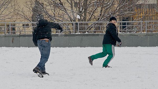 Дети играют в снежки на одной из тбилисских улиц - Sputnik Грузия