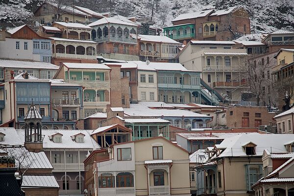 После снегопада старые дома в историческом центре Тбилиси смотрятся совсем по другому - Sputnik Грузия