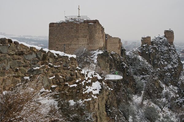 Крепость Нарикала, возвышающаяся над Тбилиси, и сейчас сохраняет величественный вид, несмотря на то, что многие бастионы и части крепостной стены не сохранились до настоящего времени - Sputnik Грузия
