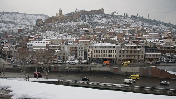 Вид центр Тбилиси зимой в снег от памятника Вахтангу Горгасали - Sputnik Грузия