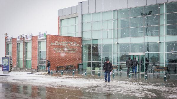 Здание Агентства обслуживания МВД Грузии в Рустави, где ведутся регистрация и постановка на учет автомобилей, а также прием экзаменов и выдача водительских прав - Sputnik Грузия