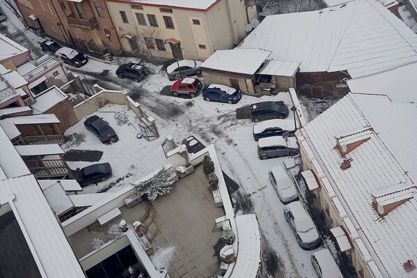 Кажется, что узкие улочки в центре Тбилиси в снежную погоду становятся совсем безлюдными. Но это лишь на первый взгляд - Sputnik Грузия