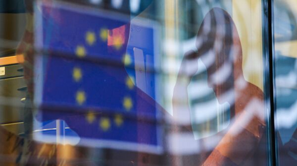 Отражение флага Евросоюза в окне одного из зданий - Sputnik Грузия