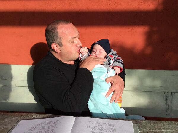 Георгий Маргвелашвили с сыном - Sputnik Грузия