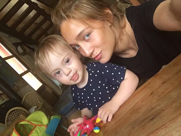 Темо со сводной сестрой Машо - Sputnik Грузия