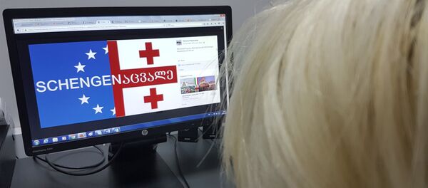 Девушка просматривает комментарии в Facebook по поводу предстоящей отмены визового режима для граждан Грузии в ЕС - Sputnik Грузия