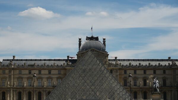 Лувр в Париже - Sputnik Грузия