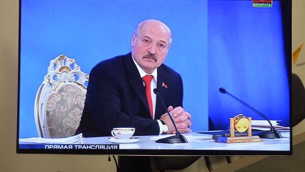 Лукашенко слушает вопрос Романчука - Sputnik Грузия