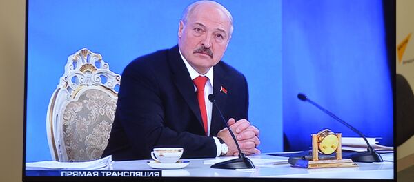 Лукашенко слушает вопрос Романчука - Sputnik Грузия