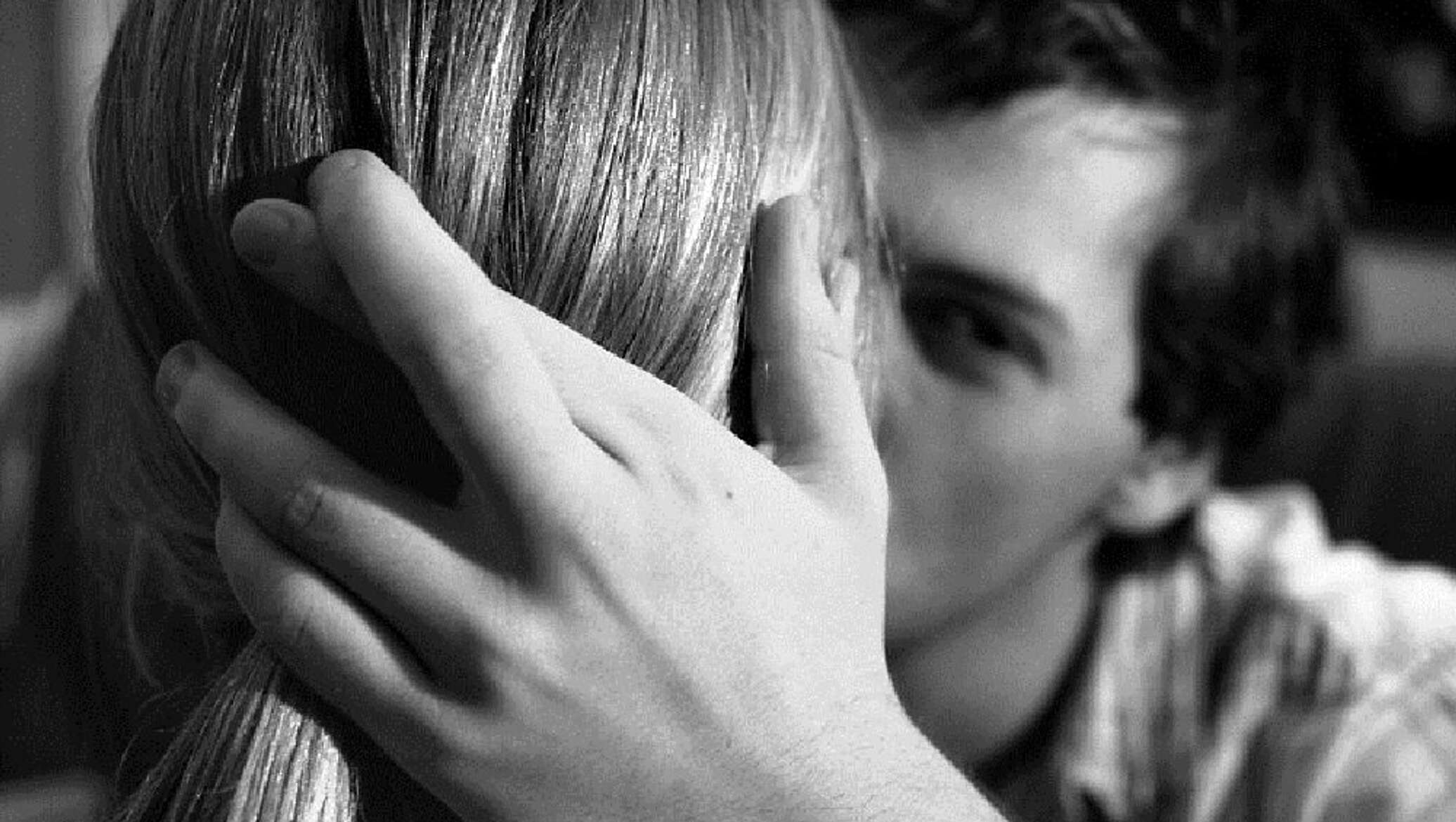 Почему мужчине нравится пальцами. Поцелуй руки девушки. Поцелуй рука в волосах. Поцелуй руки девушки фото. Поглаживание волос.