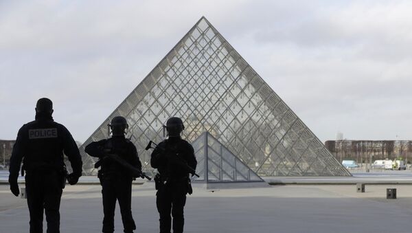 Французская полиция охраняет площадь около пирамиды Лувра в Париже - Sputnik Грузия