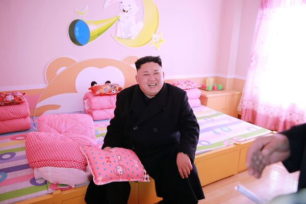 Северокорейский лидер Ким Чен Ын посетил школу для сирот в Пхеньяне. Там и была сделана эта фотография лидера КНДР в необычной для него обстановке - Sputnik Грузия