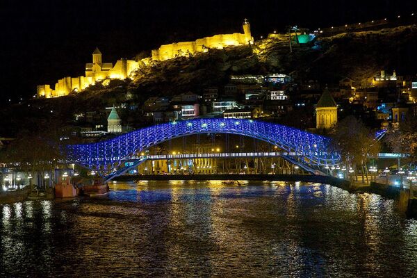 Мост Мира в центре Тбилиси, расцвеченный в цвета флага Евросоюза в честь принятия решения о предоставлении Грузии безвизового режима с ЕС - Sputnik Грузия