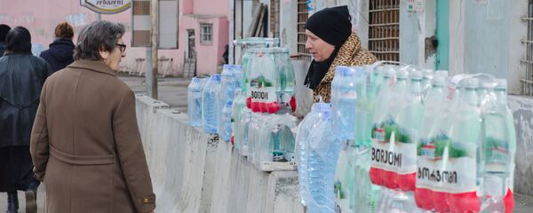 Торговля минеральной водой на улицах Боржоми Торговля минеральной водой на улицах Боржоми - Sputnik Грузия