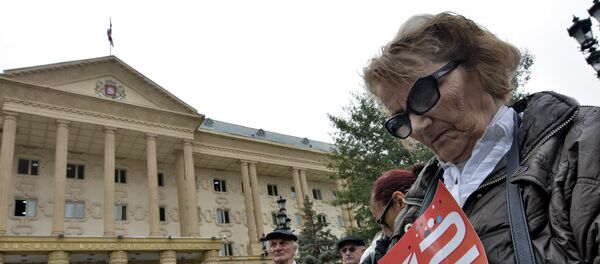 Участница митинга в поддержку телекомпании Рустави 2 у здания Тбилисского городского суда - Sputnik Грузия