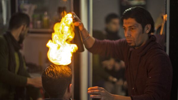 Палестинский парикмахер Рамадан Эдван делает прически с помощью огня - Sputnik Грузия