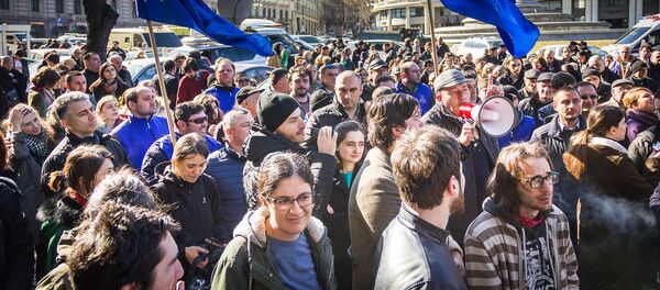 Уволенные сотрудники химзавода Руставский азот протестуют у Сакартвелос банки - Sputnik Грузия
