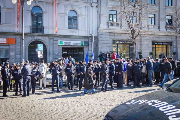 Участники акции говорят, что протест продолжится до тех пор, пока их требования не будут выполнены. Они требуют встречи с президентом и премьер-министром Грузии - Sputnik Грузия