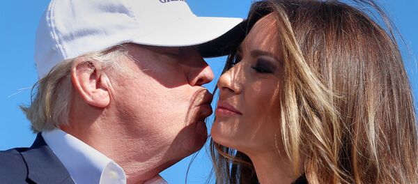 დონალდ ტრამპი კოცნის მეუღლეს - მელანია ტრამპს დონალდ ტრამპი კოცნის მეუღლეს - მელანია ტრამპს - Sputnik საქართველო