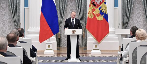 Президент РФ Владимир Путин вручил в Кремле премии в области науки и инноваций для молодых ученых - Sputnik Грузия