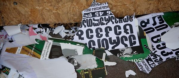 Обрывки плакатов и уличной рекламы на одной из улиц столицы Грузии Обрывки плакатов и уличной рекламы на одной из улиц столицы Грузии - Sputnik Грузия