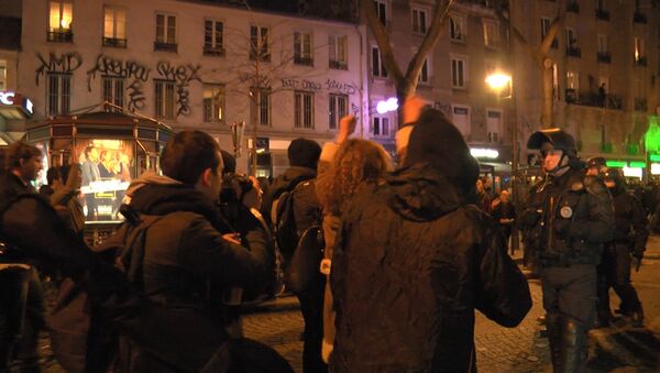 Парижане вышли на улицы, протестуя против бесчинства полиции - Sputnik Грузия