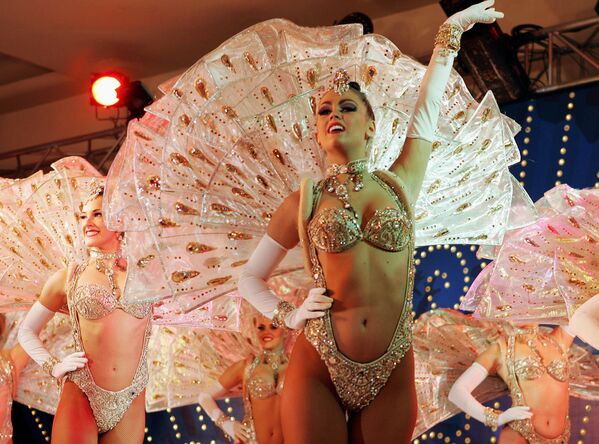 В парижском кабаре Мулен руж сегодня задействованы лучшие танцоры, около 1000 костюмов и роскошные декорации. Современный Мулен Руж — это элитное заведение, основа которого — шоу, вечный нескончаемый праздник. На фото - танцовщицы кабаре на выступлении в Бомбее - Sputnik Грузия