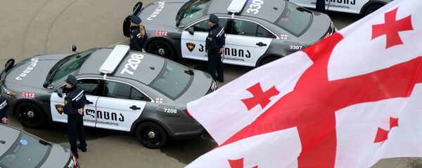 Патрульная полиция Грузии на фоне грузинского флага - Sputnik Грузия