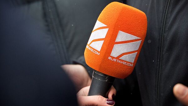 Микрофон телекомпании Рустави 2, который держит в руках журналистка Микрофон телекомпании Рустави 2, который держит в руках журналистка - Sputnik Грузия