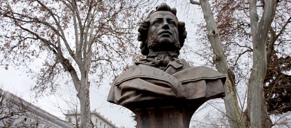 Памятник Александру Сергеевичу Пушкину в одноименном сквере в центре грузинской столицы - Sputnik Грузия