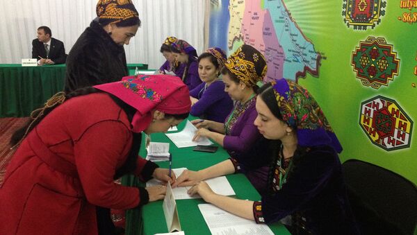 Женщина принимает участие в голосовании на выборах президента Туркменистана - Sputnik Грузия