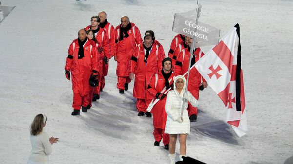 Спортсмены сборной Грузии вышли с траурными повязками на параде олимпийцев на торжественной церемонии открытия XXI зимних Олимпийских игр - Sputnik Грузия