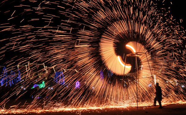 Участник традиционного народного Фестиваля фонарей демонстрирует свое искусство огненных искр в китайском городе Аньян, провинция Хэнань - Sputnik Грузия