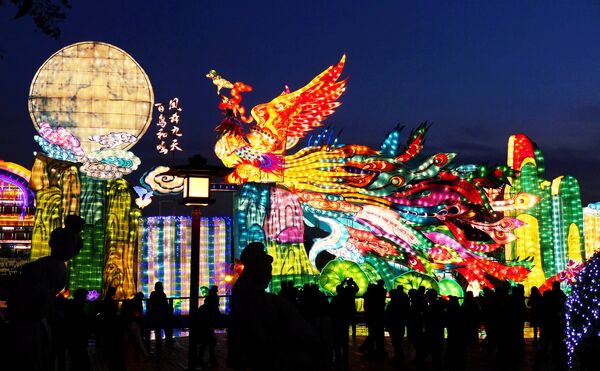 Так Фестиваль фонарей прошел в городе Сиань в китайской провинции Шэньси. На фото - люди на новогодней ярмарке во время проведения фестиваля, который завершил празднование наступления Нового года по китайскому календарю - Sputnik Грузия