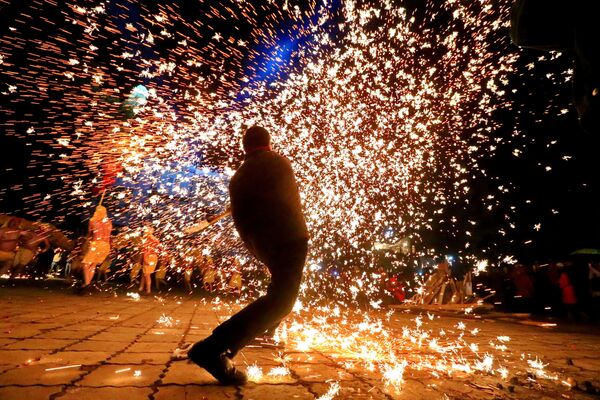 Шоу огненных искр на Фестивале фонарей в Китае во время исполнения народного танца дракона. Суйнин, провинция Сычуань - Sputnik Грузия