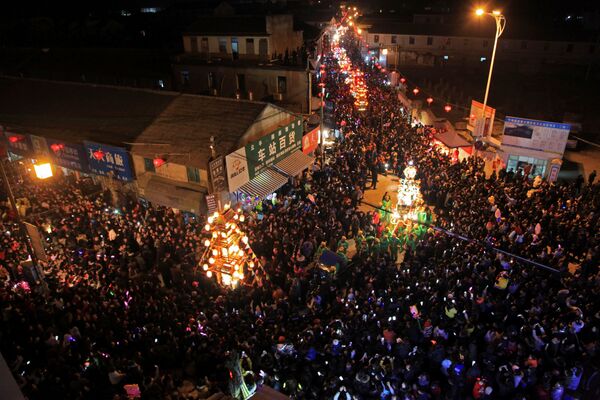 Праздничное шествие во время китайского Фестиваля фонарей в Нинбо, провинция Чжэцзян - Sputnik Грузия