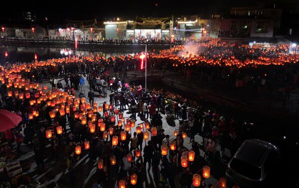 Участники праздничного шествия держат китайские фонарики во время проведения Фестиваля фонарей в городе Пунин, провинция Гуандун - Sputnik Грузия