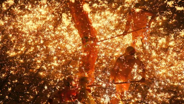 Огненное шоу из искр во время проведения китайского Фестиваля фонарей в городе Суйнин, провинция Сычуань - Sputnik საქართველო