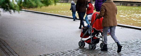 Няни гуляют с детьми в одном из тбилисских парков Няни гуляют с детьми в одном из тбилисских парков - Sputnik Грузия